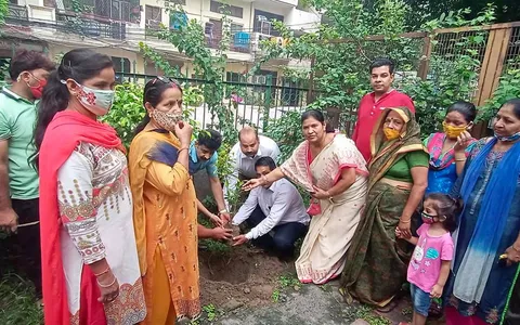 ज्ञानचंद पार्क में शीला दीक्षित जी की पुण्यतिथि पर वृक्षारोपण