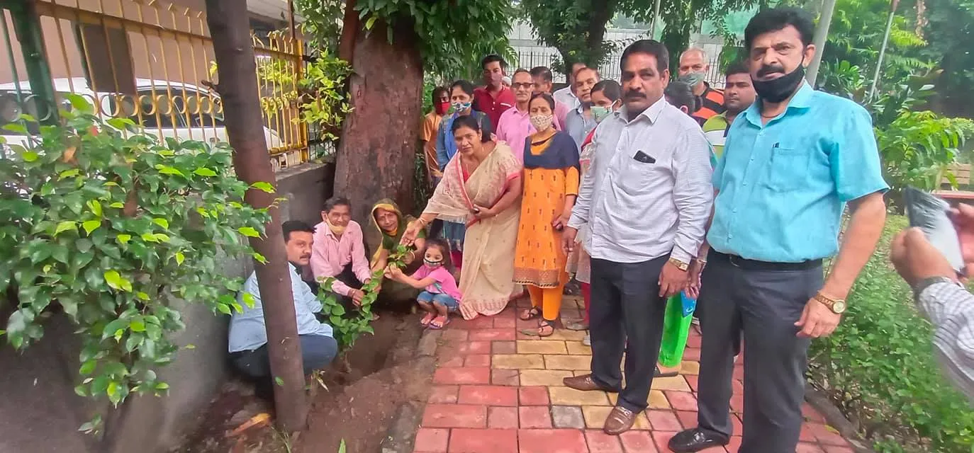 ज्ञानचंद पार्क में शीला दीक्षित जी की पुण्यतिथि पर वृक्षारोपण — तस्वीर 5 में से 16