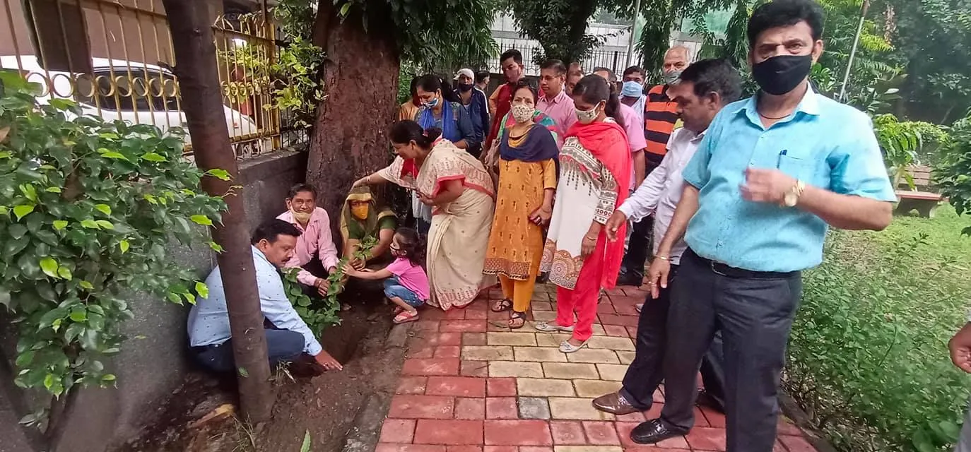 ज्ञानचंद पार्क में शीला दीक्षित जी की पुण्यतिथि पर वृक्षारोपण — तस्वीर 6 में से 16