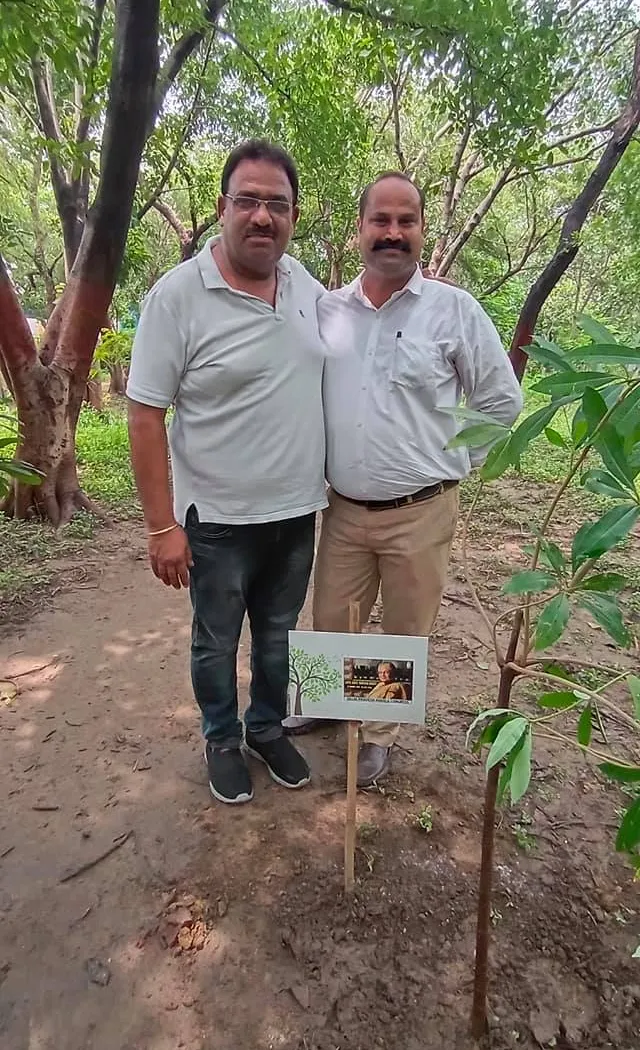 राजीव गांधी स्मृति वन में शीला दीक्षित जी की पुण्यतिथि पर वृक्षारोपण — तस्वीर 3 में से 22
