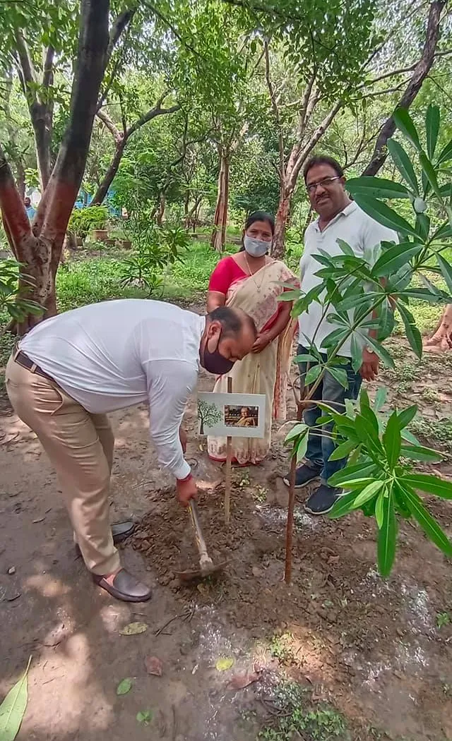 राजीव गांधी स्मृति वन में शीला दीक्षित जी की पुण्यतिथि पर वृक्षारोपण — तस्वीर 4 में से 22