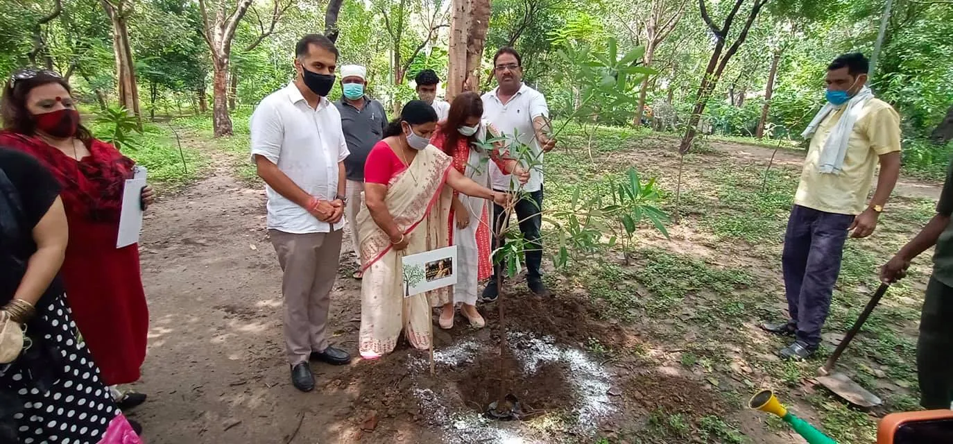 राजीव गांधी स्मृति वन में शीला दीक्षित जी की पुण्यतिथि पर वृक्षारोपण — तस्वीर 10 में से 22