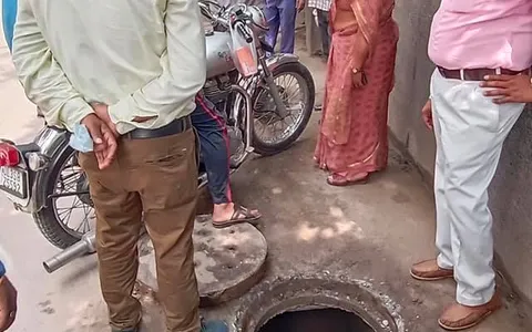 सिद्धार्थ बस्ती व भगवान नगर में जलभराव से निपटने हेतु नालियों-जालियों की सफाई