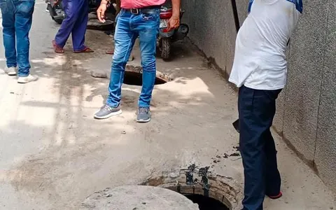 सिद्धार्थ बस्ती व भगवान नगर में जलभराव से निपटने हेतु नालियों-जालियों की सफाई