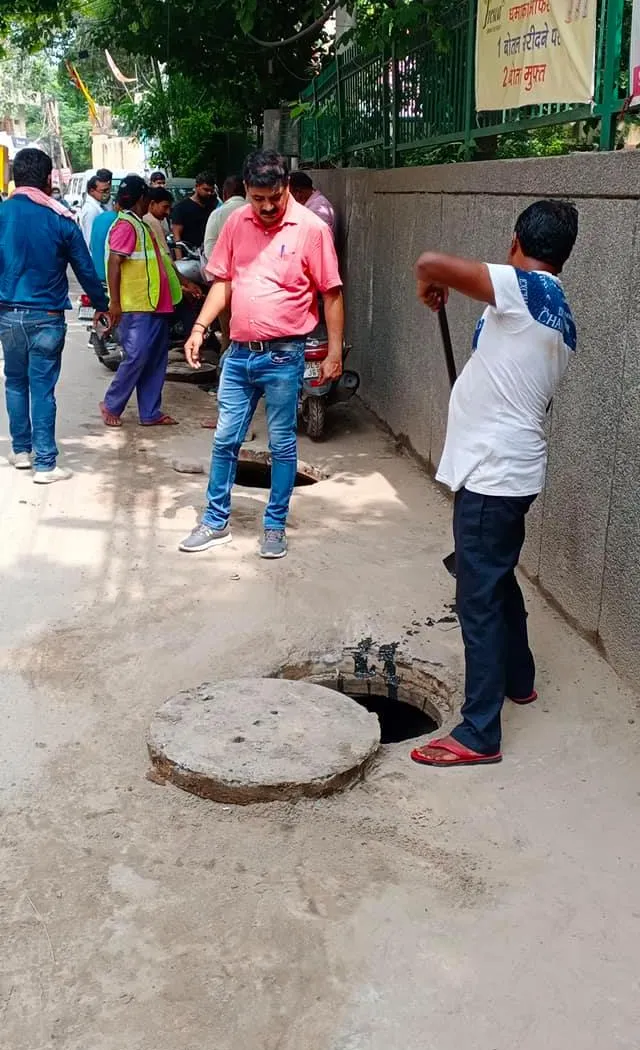 सिद्धार्थ बस्ती व भगवान नगर में जलभराव से निपटने हेतु नालियों-जालियों की सफाई — तस्वीर 2 में से 7