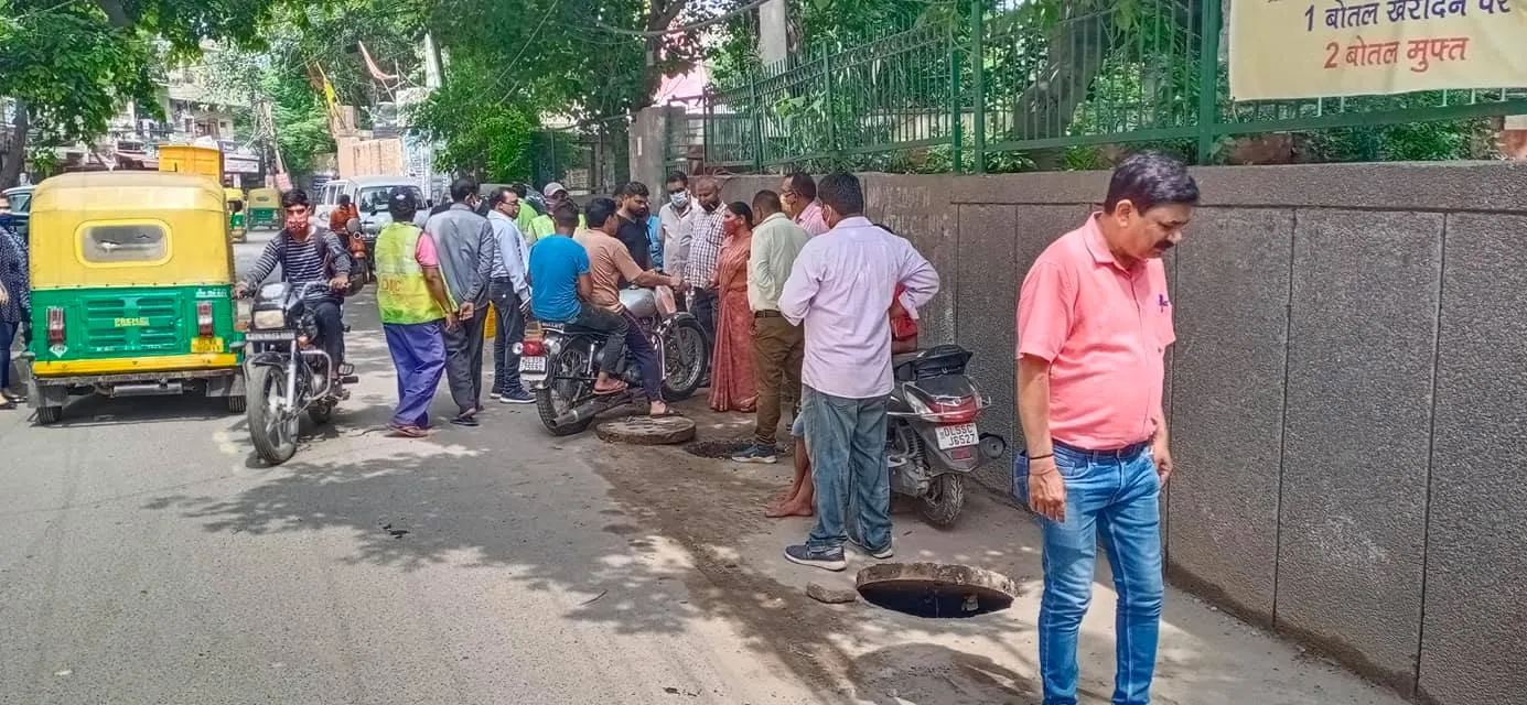 सिद्धार्थ बस्ती व भगवान नगर में जलभराव से निपटने हेतु नालियों-जालियों की सफाई — तस्वीर 3 में से 7