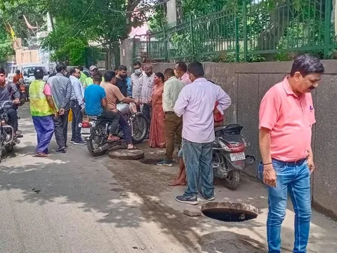 सिद्धार्थ बस्ती व भगवान नगर में जलभराव से निपटने हेतु नालियों-जालियों की सफाई — 3