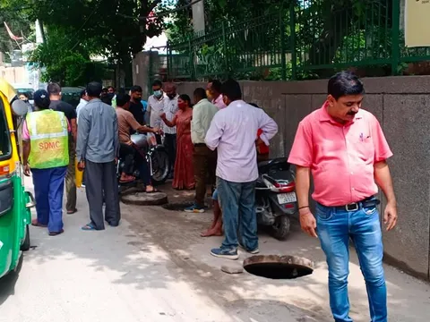 सिद्धार्थ बस्ती व भगवान नगर में जलभराव से निपटने हेतु नालियों-जालियों की सफाई — 4