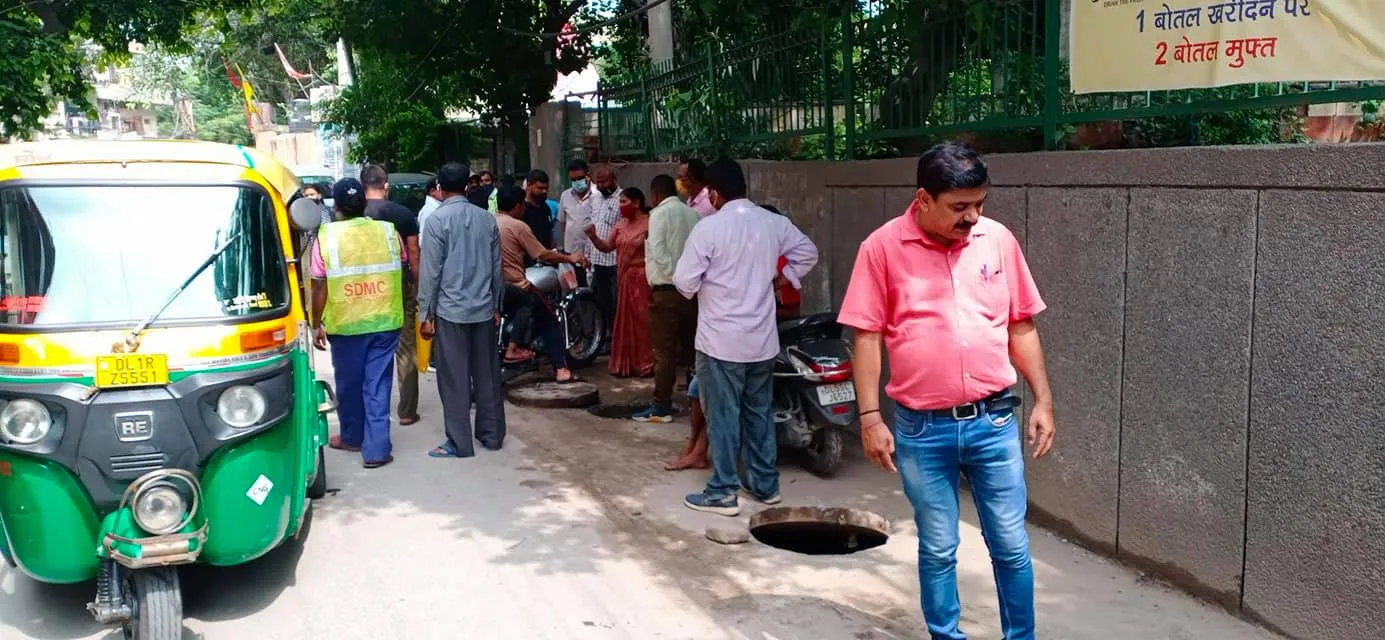 सिद्धार्थ बस्ती व भगवान नगर में जलभराव से निपटने हेतु नालियों-जालियों की सफाई — तस्वीर 4 में से 7