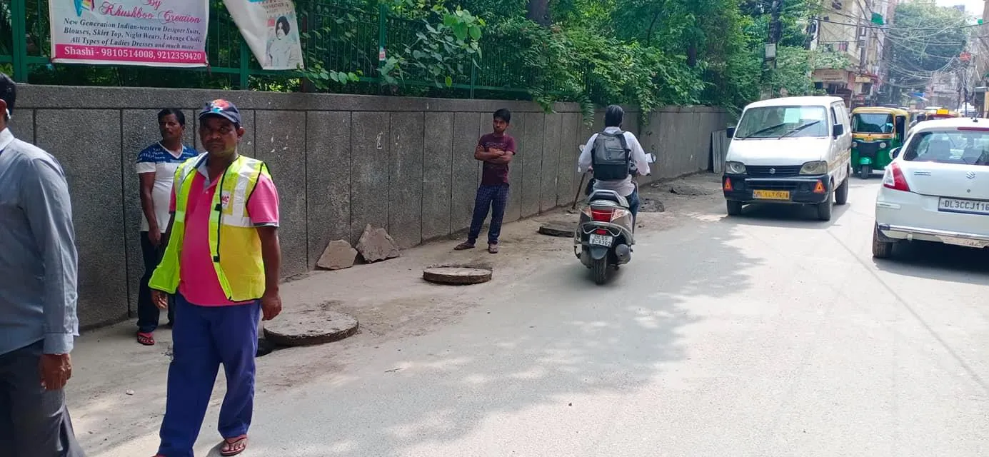 सिद्धार्थ बस्ती व भगवान नगर में जलभराव से निपटने हेतु नालियों-जालियों की सफाई — तस्वीर 5 में से 7