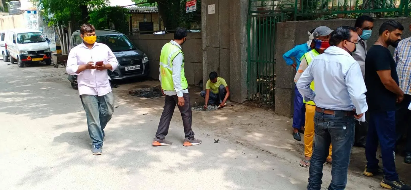 सिद्धार्थ बस्ती व भगवान नगर में जलभराव से निपटने हेतु नालियों-जालियों की सफाई — तस्वीर 6 में से 7