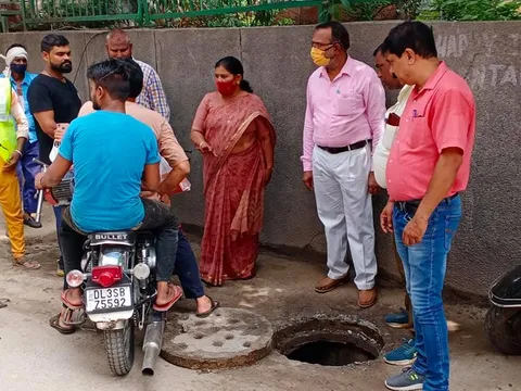 सिद्धार्थ बस्ती व भगवान नगर में जलभराव से निपटने हेतु नालियों-जालियों की सफाई — 7