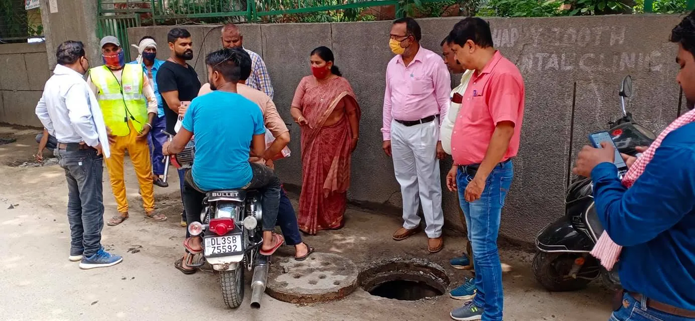 सिद्धार्थ बस्ती व भगवान नगर में जलभराव से निपटने हेतु नालियों-जालियों की सफाई — तस्वीर 7 में से 7
