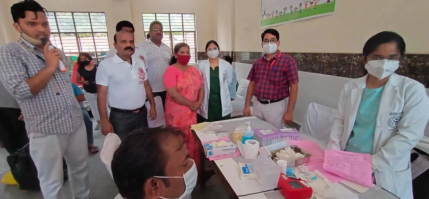 नगली रजापुर में युवा मंच फाउंडेशन द्वारा ब्लड डोनेशन कैंप — तस्वीर 4 में से 16