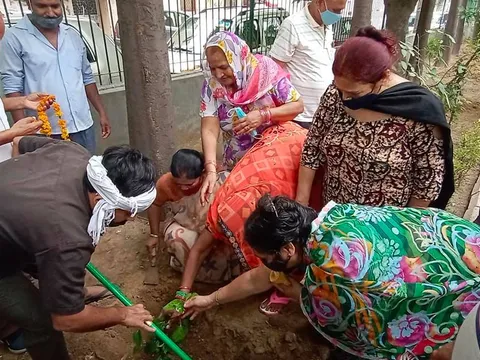 हुकुमचंद पार्क में सीनियर सिटीजन द्वारा वृक्षारोपण — 9