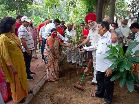 हुकुमचंद पार्क में सीनियर सिटीजन द्वारा वृक्षारोपण — 11