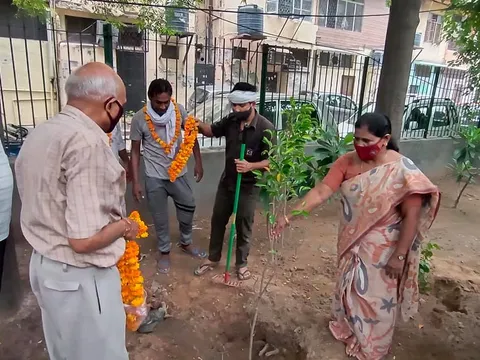 हुकुमचंद पार्क में सीनियर सिटीजन द्वारा वृक्षारोपण — 14