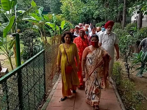 हुकुमचंद पार्क में सीनियर सिटीजन द्वारा वृक्षारोपण — 19