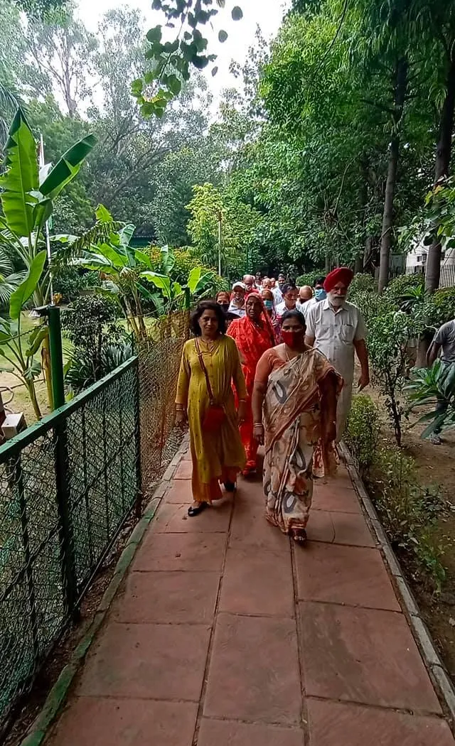 हुकुमचंद पार्क में सीनियर सिटीजन द्वारा वृक्षारोपण — तस्वीर 19 में से 47