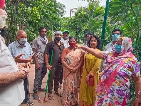 हुकुमचंद पार्क में सीनियर सिटीजन द्वारा वृक्षारोपण — 22