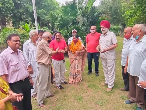 हुकुमचंद पार्क में सीनियर सिटीजन द्वारा वृक्षारोपण — 25