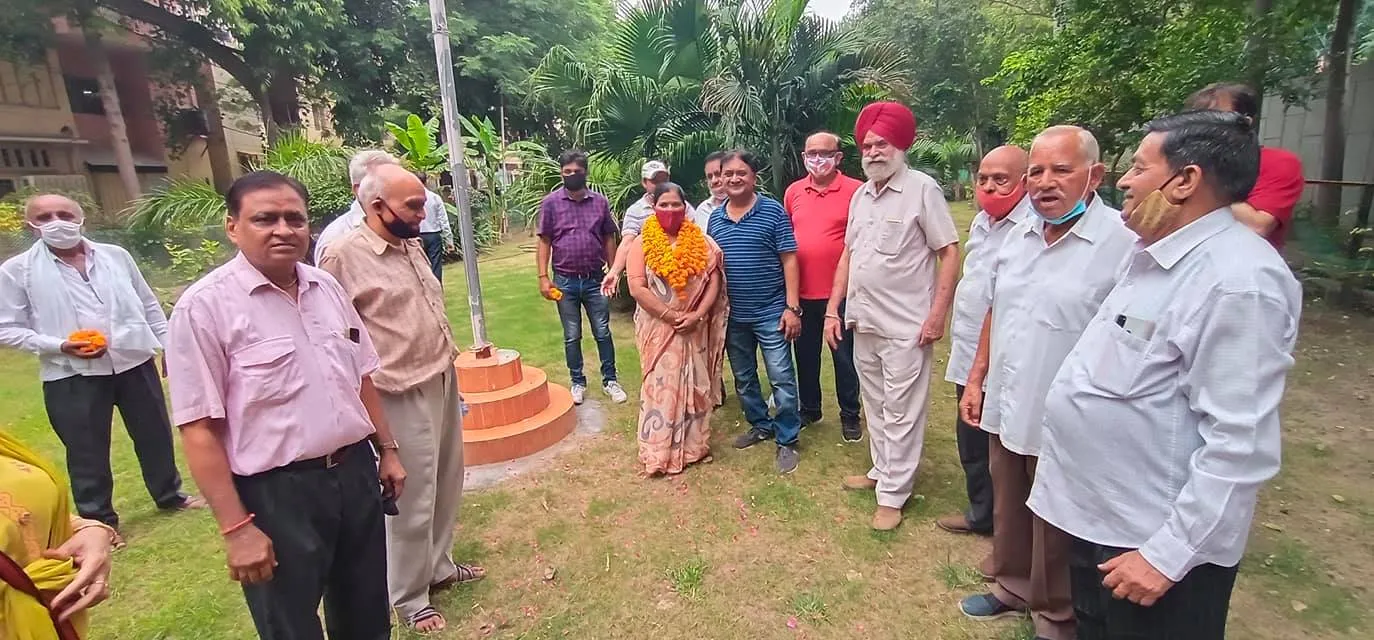हुकुमचंद पार्क में सीनियर सिटीजन द्वारा वृक्षारोपण — तस्वीर 26 में से 47