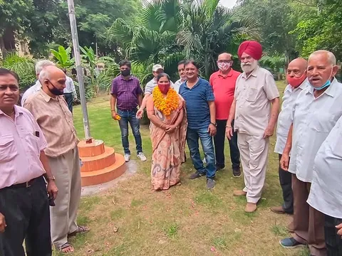 हुकुमचंद पार्क में सीनियर सिटीजन द्वारा वृक्षारोपण — 26