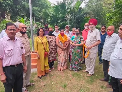 हुकुमचंद पार्क में सीनियर सिटीजन द्वारा वृक्षारोपण — 28