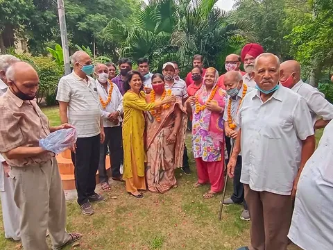 हुकुमचंद पार्क में सीनियर सिटीजन द्वारा वृक्षारोपण — 33