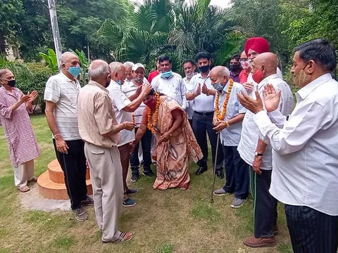 हुकुमचंद पार्क में सीनियर सिटीजन द्वारा वृक्षारोपण — 42