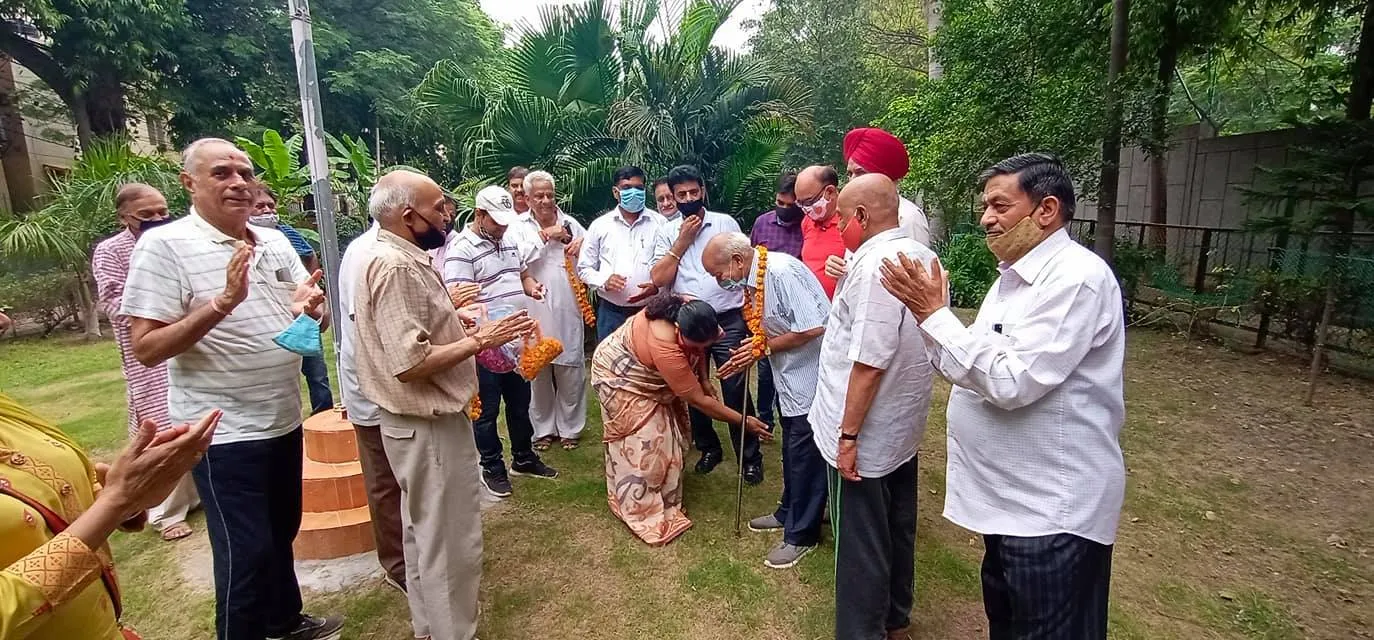 हुकुमचंद पार्क में सीनियर सिटीजन द्वारा वृक्षारोपण — तस्वीर 45 में से 47