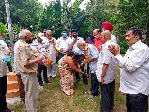 हुकुमचंद पार्क में सीनियर सिटीजन द्वारा वृक्षारोपण — 45