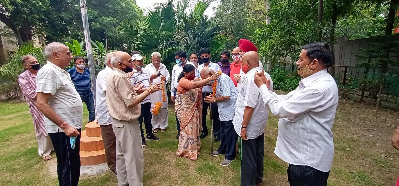 हुकुमचंद पार्क में सीनियर सिटीजन द्वारा वृक्षारोपण — तस्वीर 46 में से 47