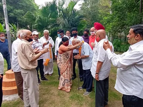 हुकुमचंद पार्क में सीनियर सिटीजन द्वारा वृक्षारोपण — 46