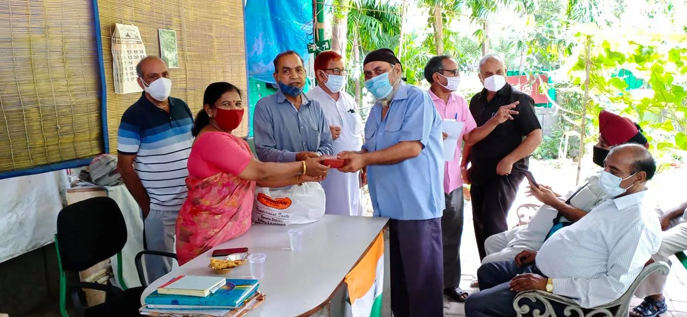 जीवन नगर सीनियर सिटीजन पार्क में आभार व सदस्य का जन्मदिन समारोह — तस्वीर 2 में से 22