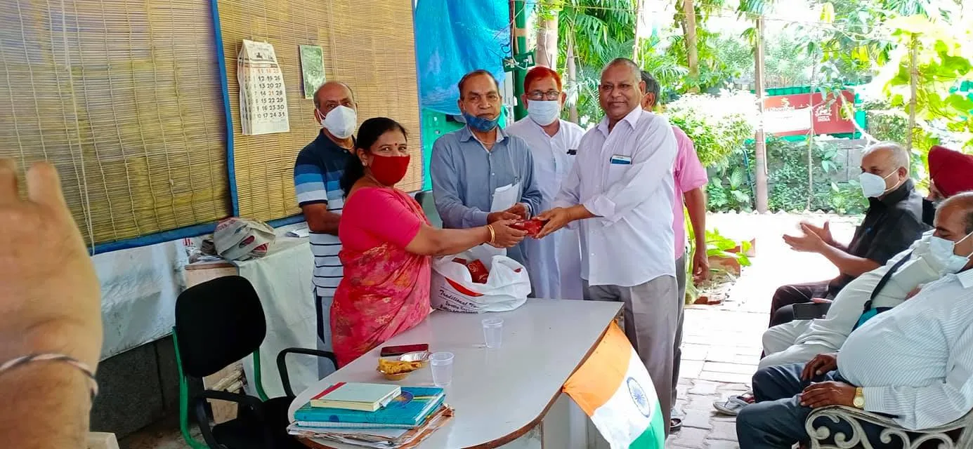 जीवन नगर सीनियर सिटीजन पार्क में आभार व सदस्य का जन्मदिन समारोह — तस्वीर 6 में से 22
