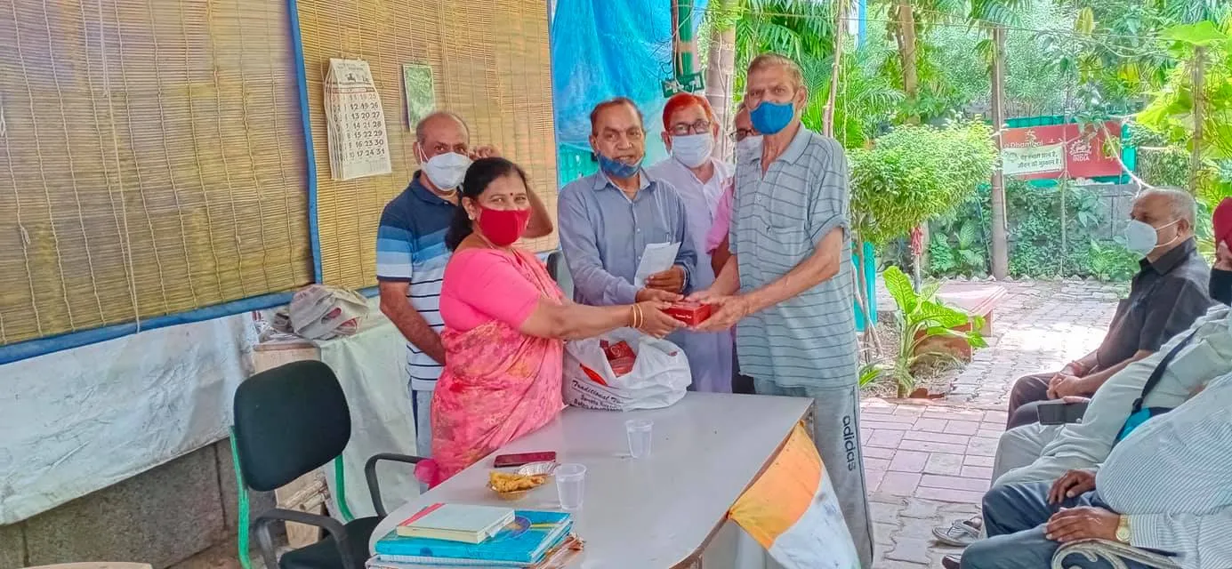 जीवन नगर सीनियर सिटीजन पार्क में आभार व सदस्य का जन्मदिन समारोह — तस्वीर 7 में से 22