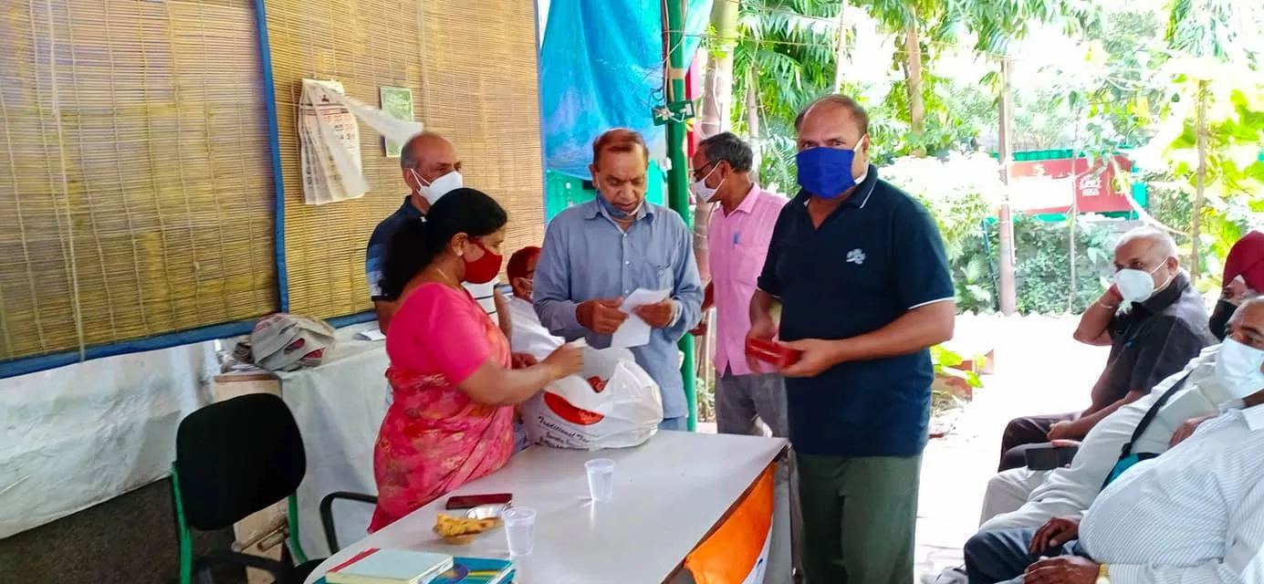 जीवन नगर सीनियर सिटीजन पार्क में आभार व सदस्य का जन्मदिन समारोह — तस्वीर 8 में से 22