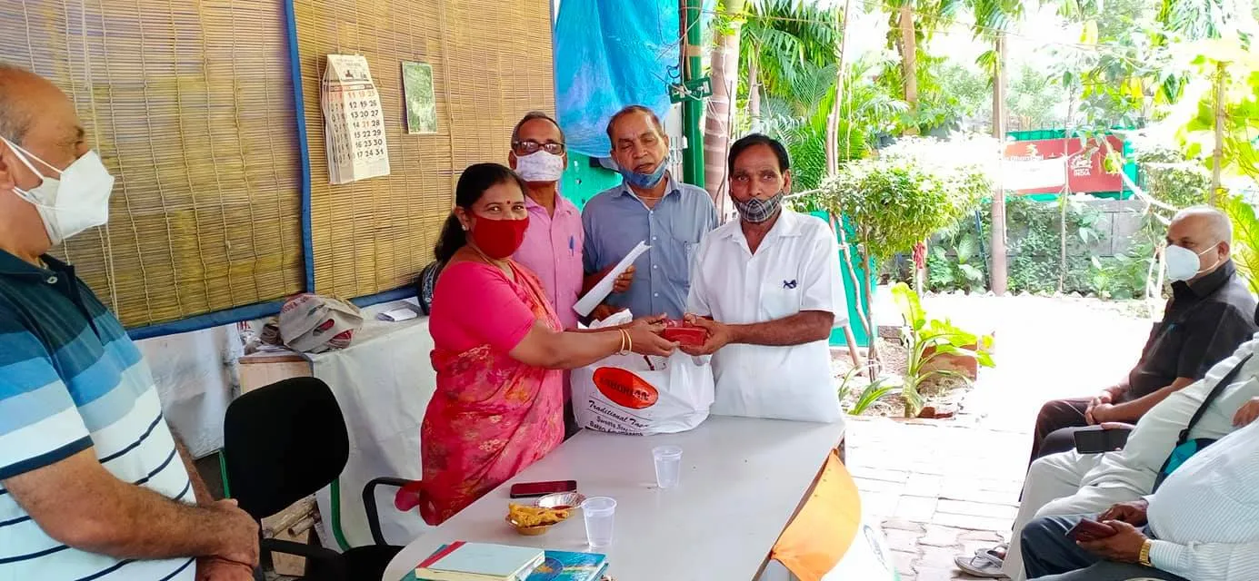 जीवन नगर सीनियर सिटीजन पार्क में आभार व सदस्य का जन्मदिन समारोह — तस्वीर 10 में से 22