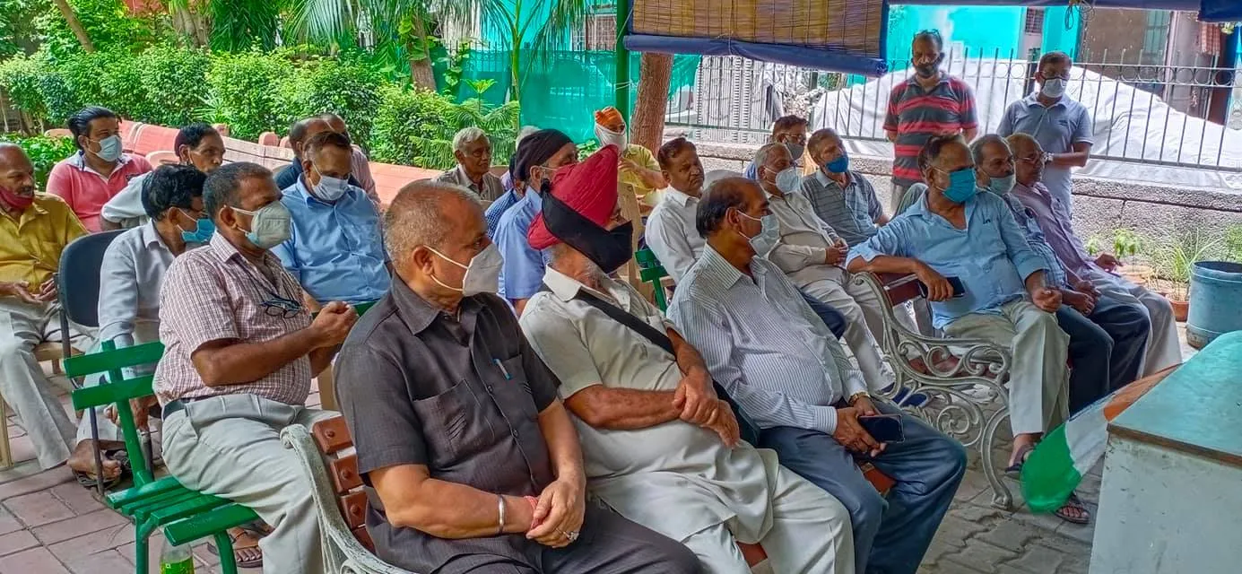 जीवन नगर सीनियर सिटीजन पार्क में आभार व सदस्य का जन्मदिन समारोह — तस्वीर 11 में से 22