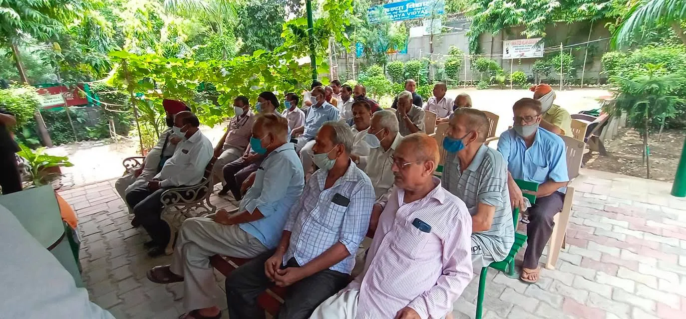 जीवन नगर सीनियर सिटीजन पार्क में आभार व सदस्य का जन्मदिन समारोह — तस्वीर 16 में से 22