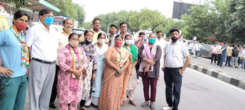 बेरोजगारी व बढ़ती महंगाई के विरुद्ध प्रदर्शन — तस्वीर 1 में से 16