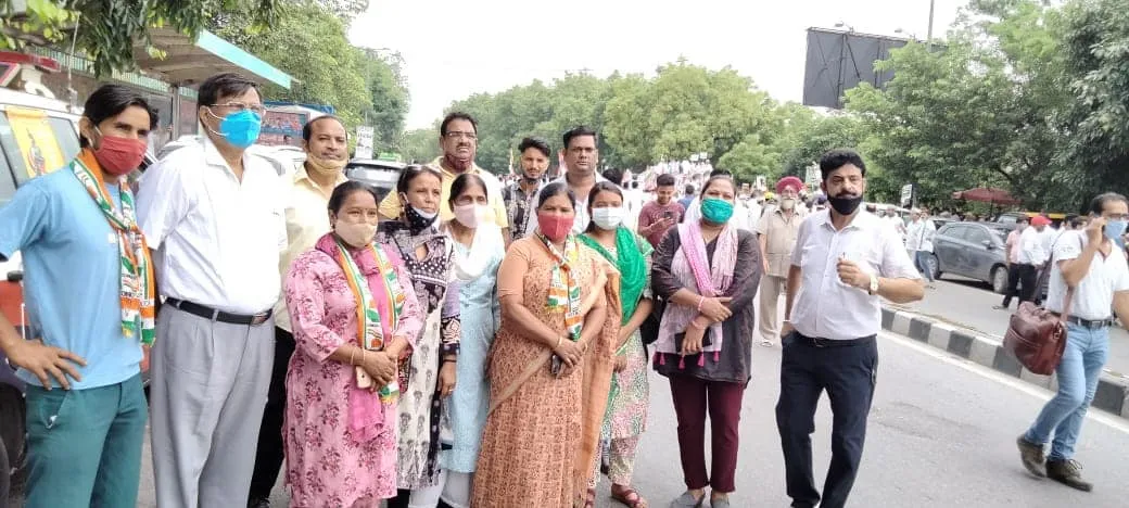 बेरोजगारी व बढ़ती महंगाई के विरुद्ध प्रदर्शन — तस्वीर 2 में से 16
