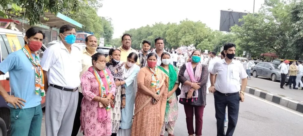 बेरोजगारी व बढ़ती महंगाई के विरुद्ध प्रदर्शन — तस्वीर 3 में से 16