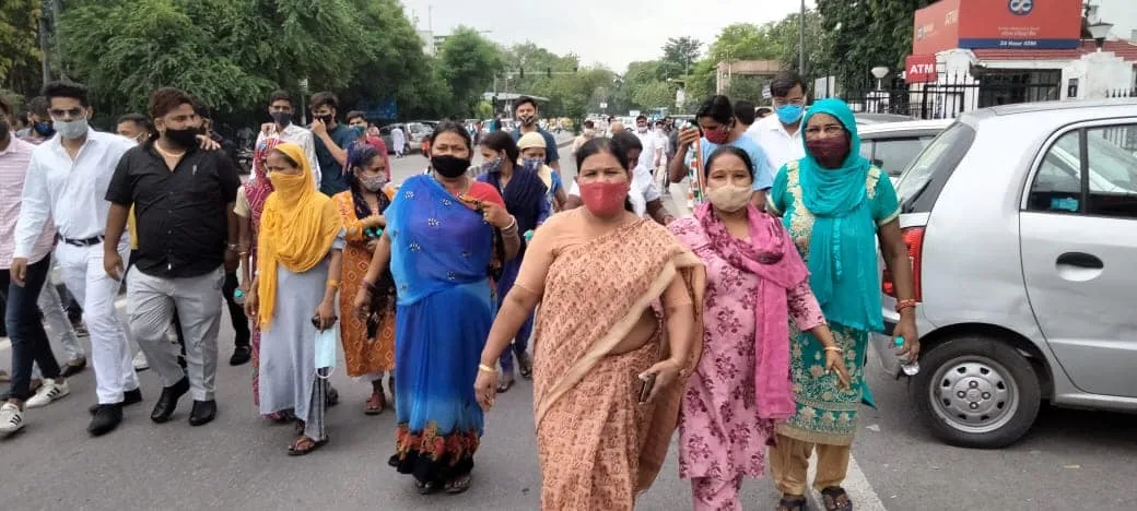 बेरोजगारी व बढ़ती महंगाई के विरुद्ध प्रदर्शन — तस्वीर 5 में से 16