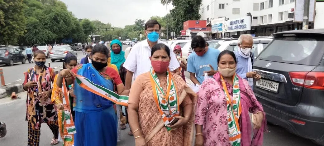 बेरोजगारी व बढ़ती महंगाई के विरुद्ध प्रदर्शन — तस्वीर 7 में से 16