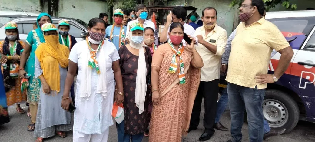 बेरोजगारी व बढ़ती महंगाई के विरुद्ध प्रदर्शन — तस्वीर 12 में से 16
