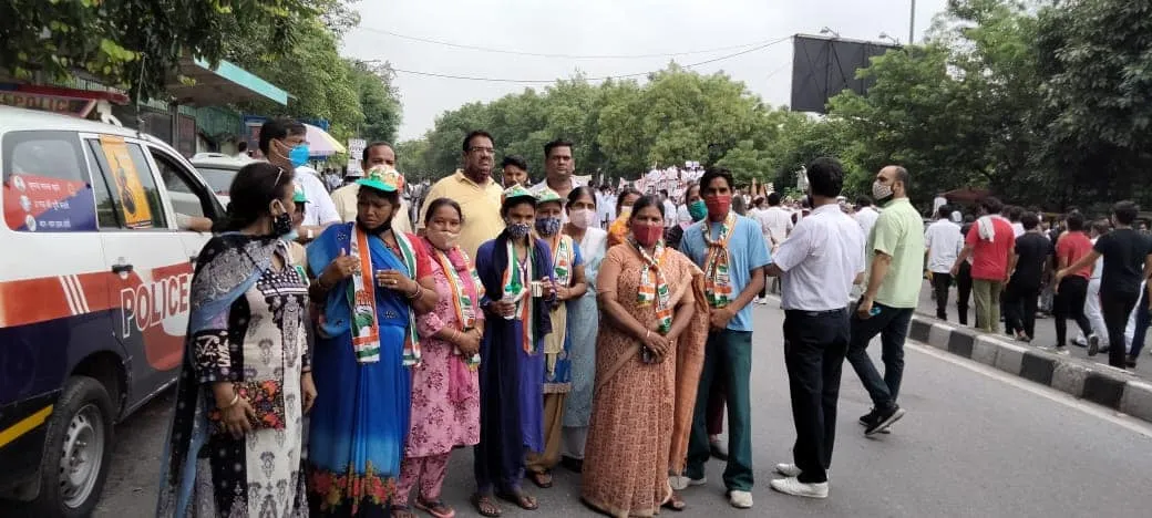 बेरोजगारी व बढ़ती महंगाई के विरुद्ध प्रदर्शन — तस्वीर 13 में से 16