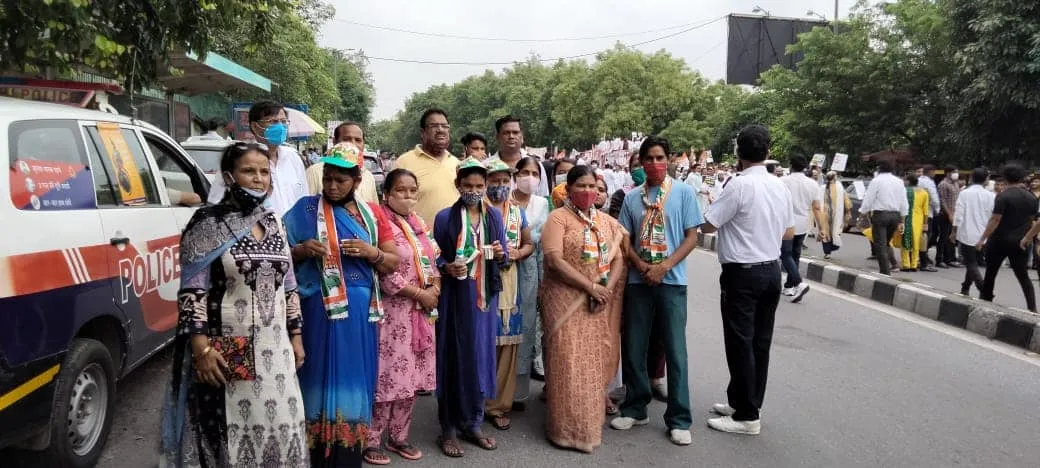बेरोजगारी व बढ़ती महंगाई के विरुद्ध प्रदर्शन — तस्वीर 14 में से 16