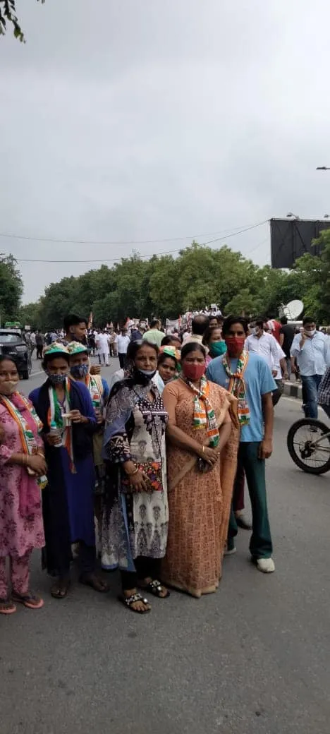 बेरोजगारी व बढ़ती महंगाई के विरुद्ध प्रदर्शन — तस्वीर 16 में से 16